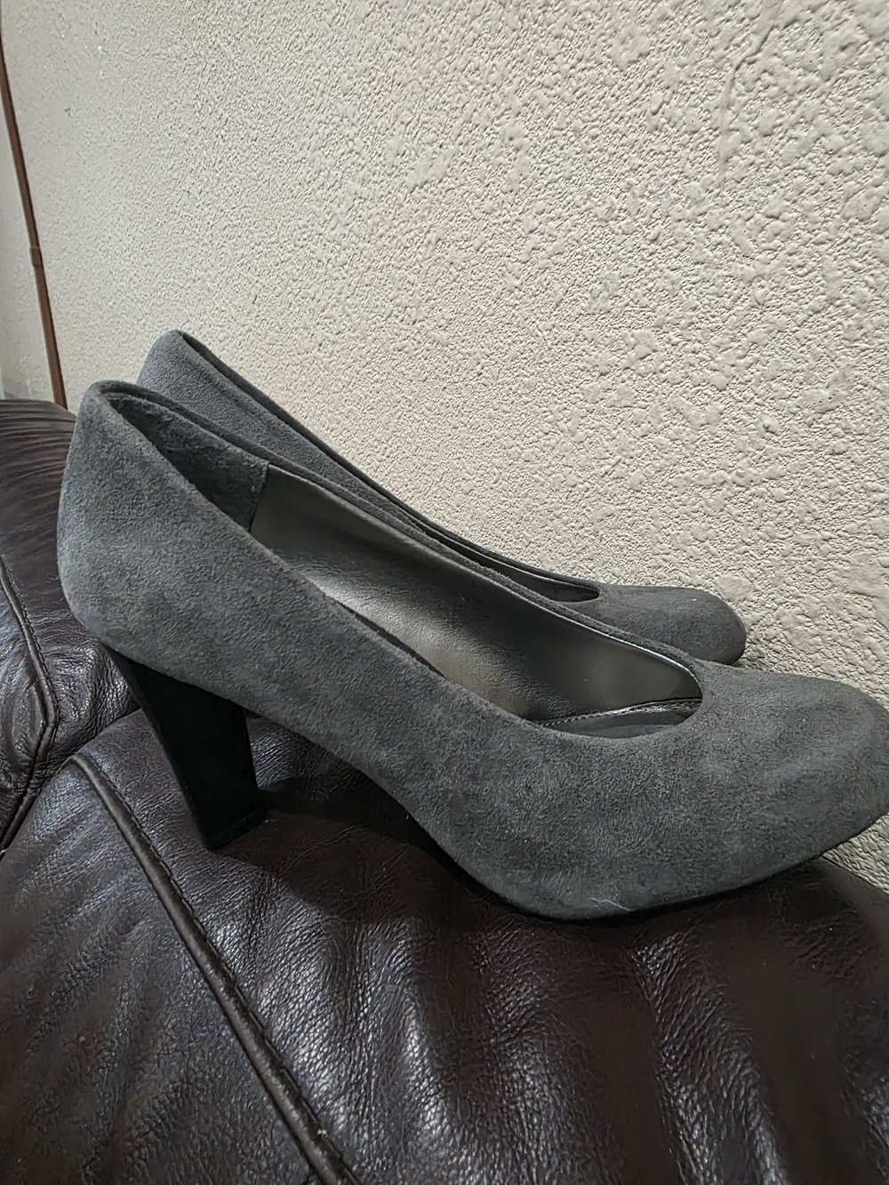 Liz Claiborne Gray Suede Mid Heel Pumps - Picture 3 of 5